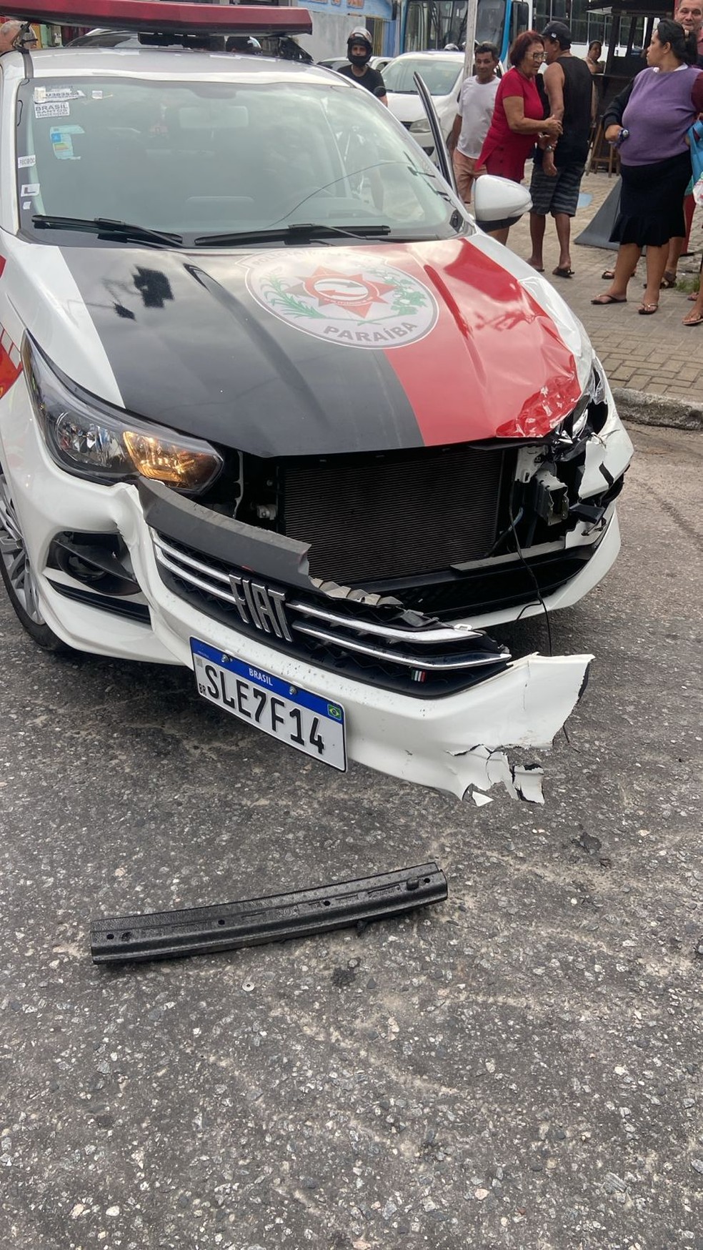 Parte dianteira da viatura ficou destruída após colisão com trem — Foto: Reprodução / CBTU