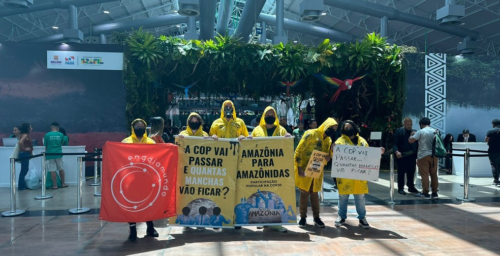 Protesto da organização Engajamundo antes da Cúpula da Amazônia — Foto: Paloma Rodrigues/g1