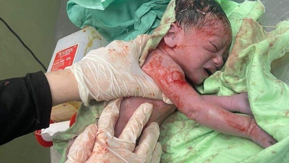 Mãe de bebê salva por Sara deu nome dela para filha — Foto: SARAH AL-SAQQA
