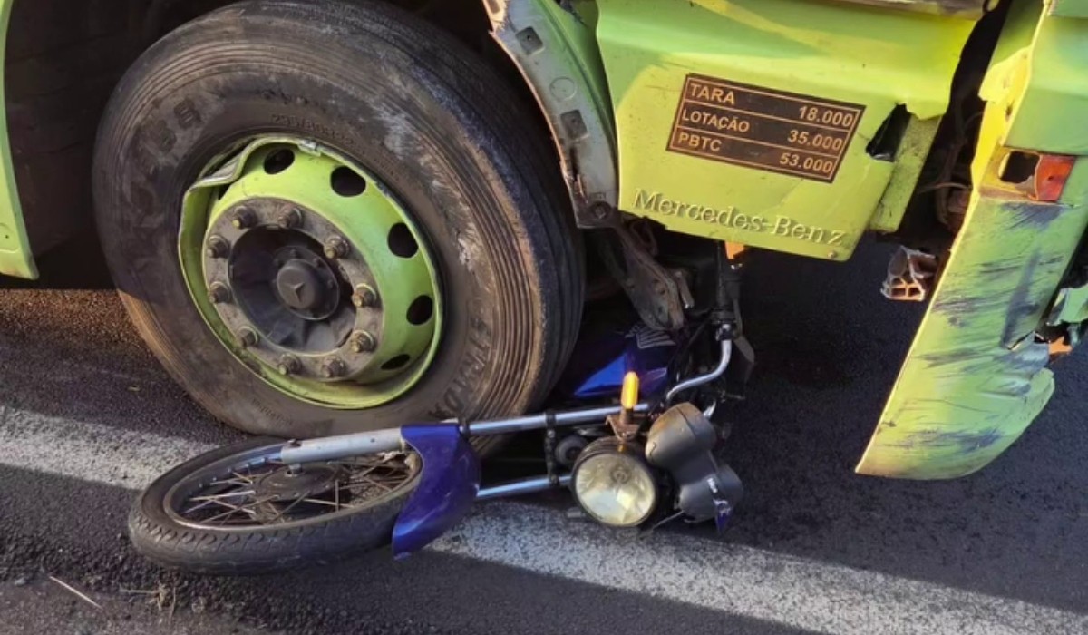 Motociclista morre após acidente com caminhão em Nova Odessa; moto ficou presa no pneu do veículo