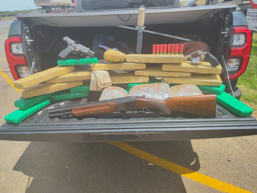 Subtenete aposentado transportava armas e drogas quando foi avistada pela polícia — Foto: SSP-BA