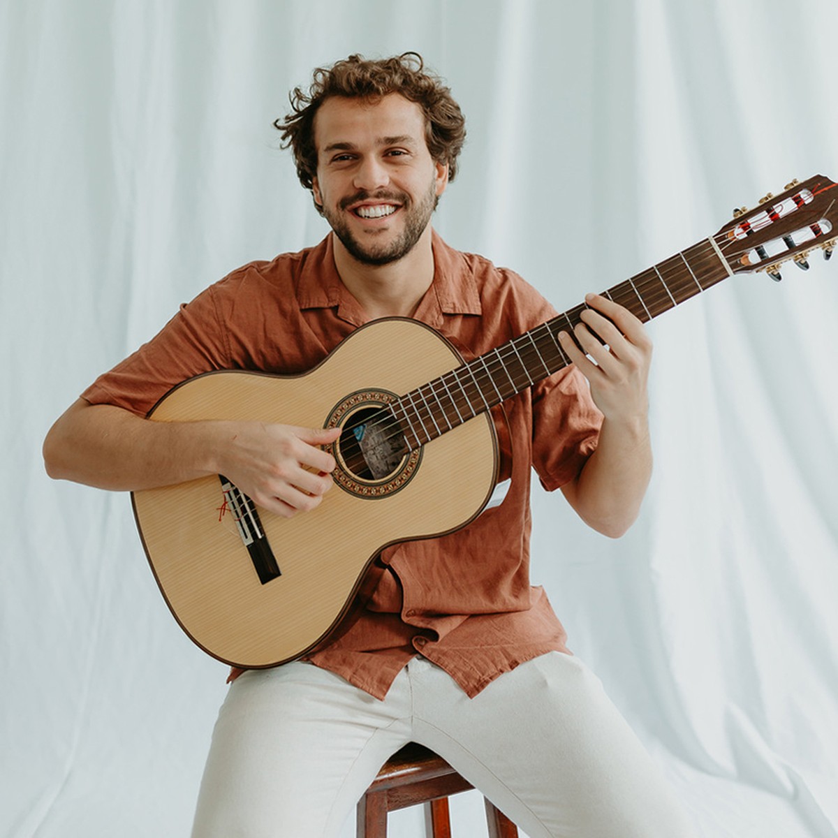 Theo Bial canta Chico Buarque em álbum que sai em junho com direção artística de filhos de Martinho da Vila | Blog do Mauro Ferreira
