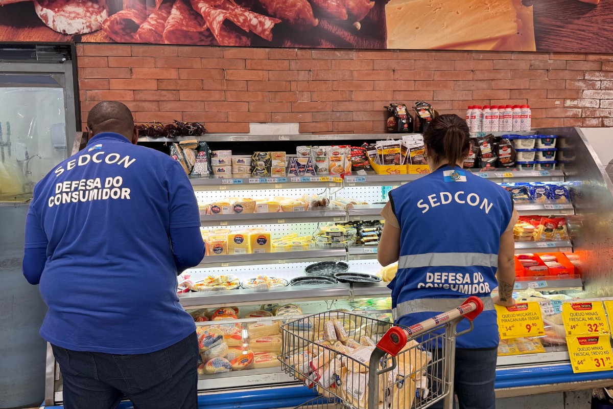 Sedcon e Procon-RJ descartam mais de 1 tonelada de alimentos irregulares em supermercados em três cidades do RJ