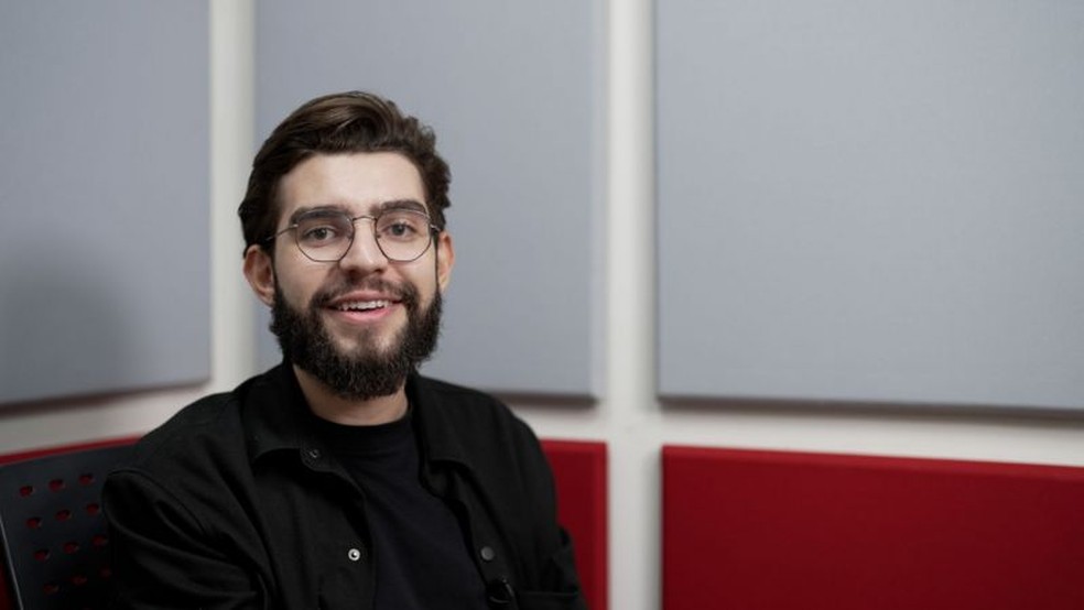 Ramon Vitor, de 23 anos, se tornou fenômeno no TikTok em 2022 — Foto: Fernando Otto/BBC News Brasil
