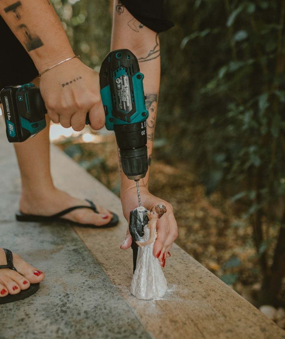 "De um modo geral, para mulheres  esperado que se cumpra o roteiro social, como um checklist: crescer, se formar, casar, ter filhos. O contrrio muitas vezes  tido como fracasso. Nessa estrutura toda, cabe apenas  mulher o zelo por esse trofu precioso que  o casamento e a famlia como instituio inabalvel", diz Yane  Foto: Unia Barros