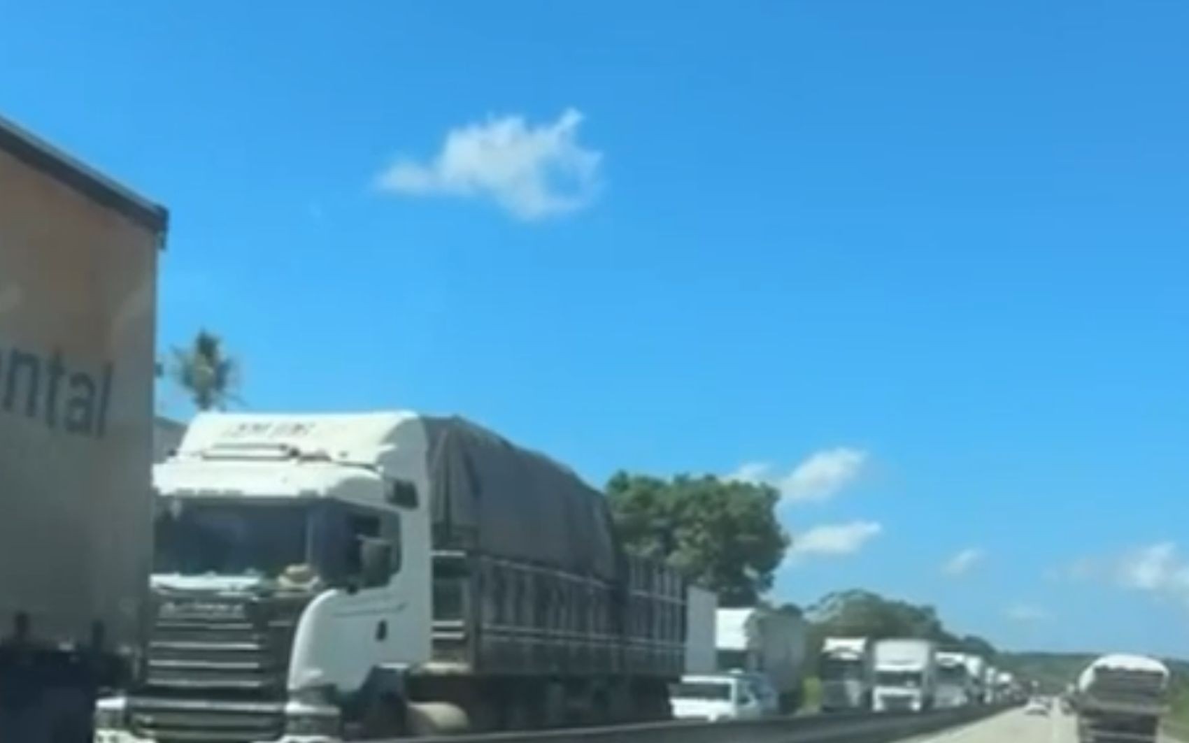 Colisão entre carretas, atropelamento e incêndio de caminhão de combustível provocam congestionamento na BR-101 em Itaporanga
