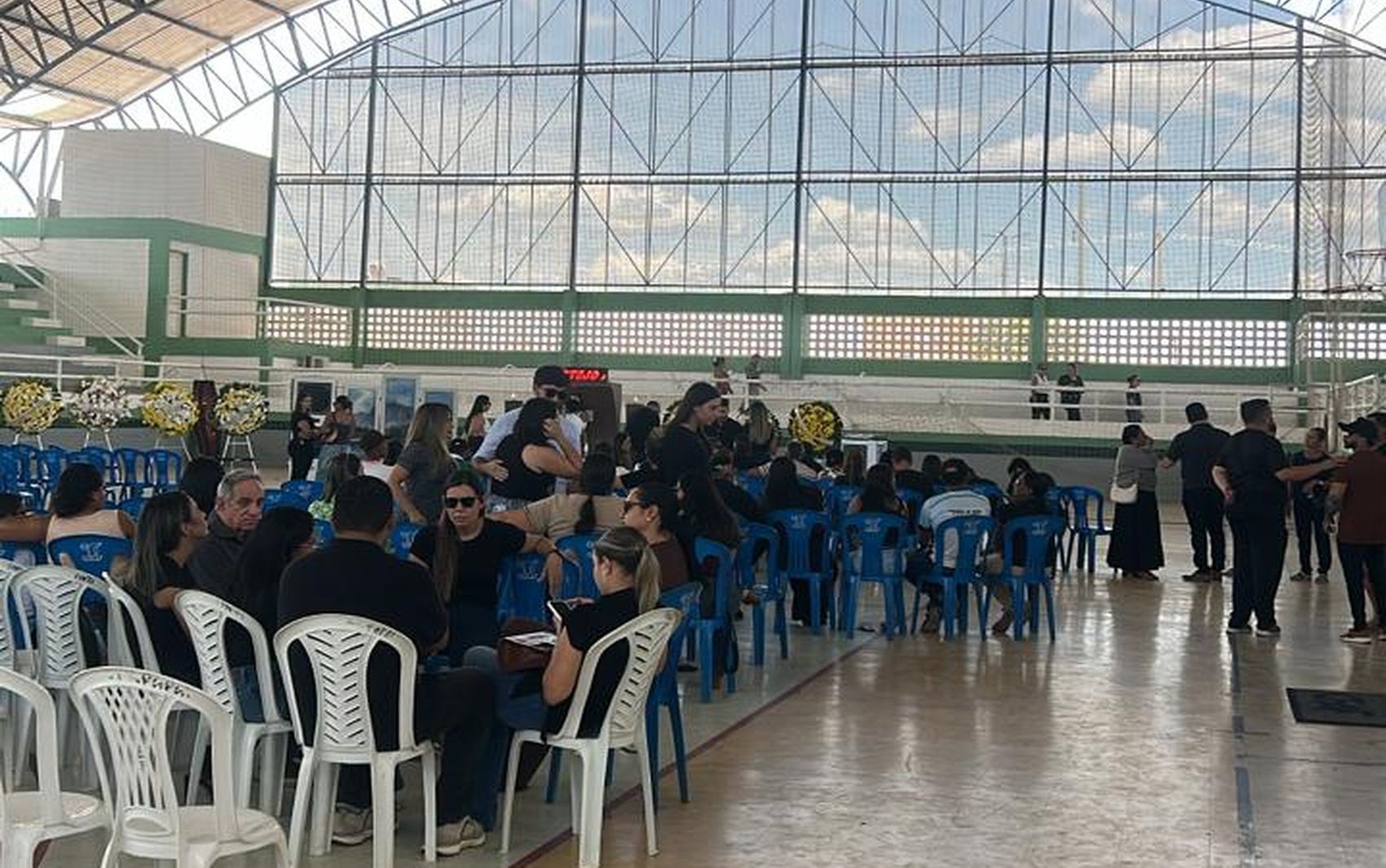 Familiares e amigos se despedem em Sergipe de empresária morta em hotel 