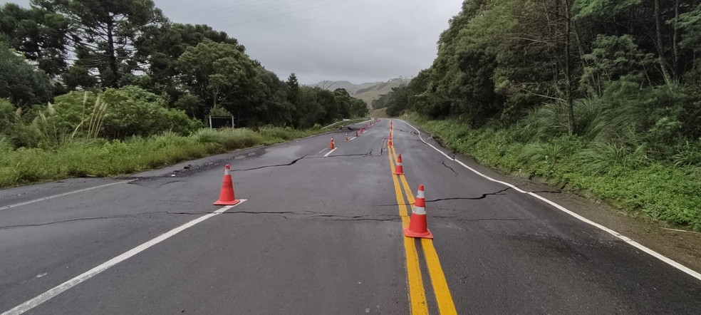 Rachadura na rodovia SC-114, entre Lages e São Joaquim — Foto: PMRv/ Divulgação