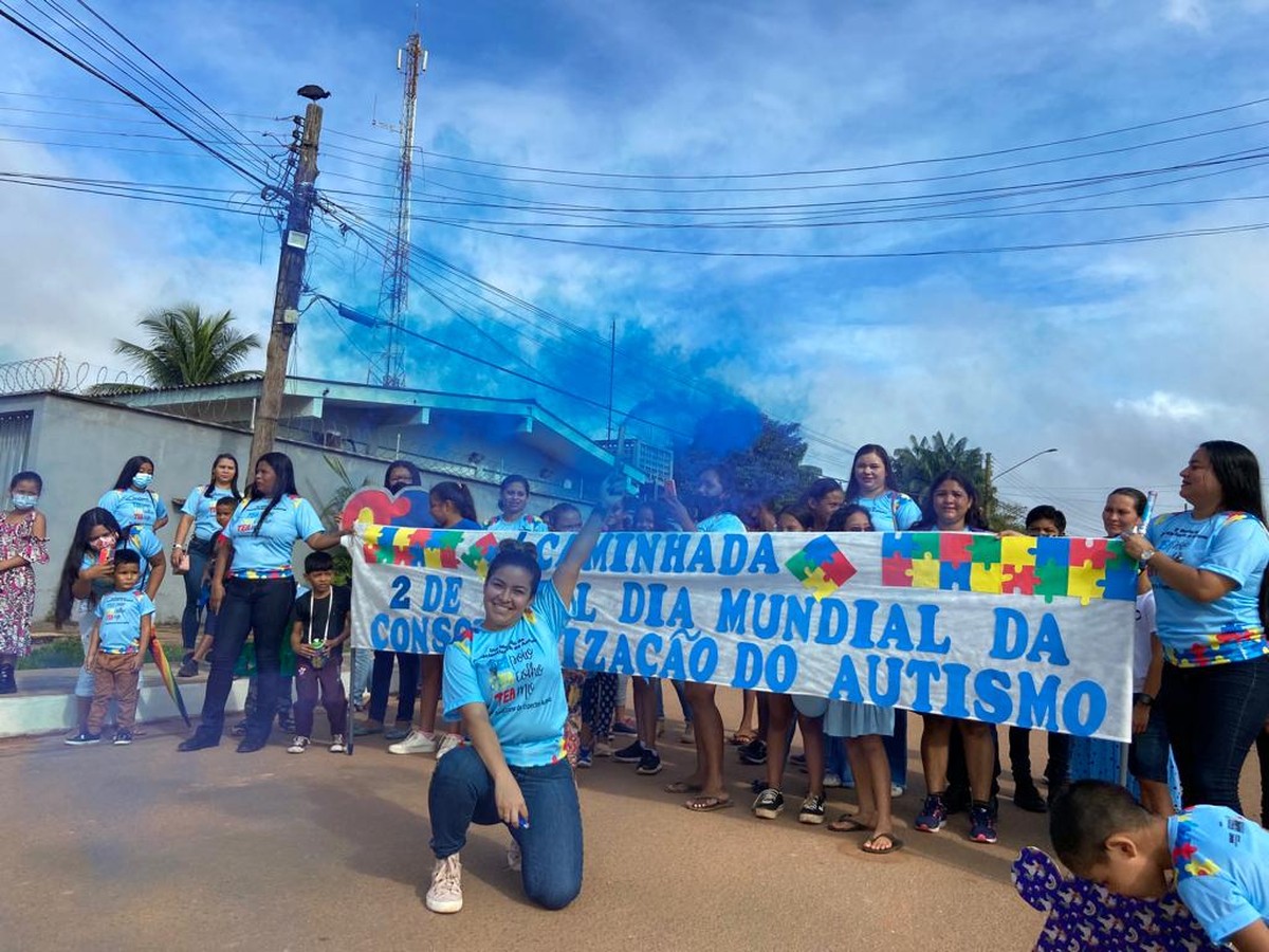 Criança autista cria o próprio álbum da Copa do Mundo no interior do Ceará  - Jogada - Diário do Nordeste