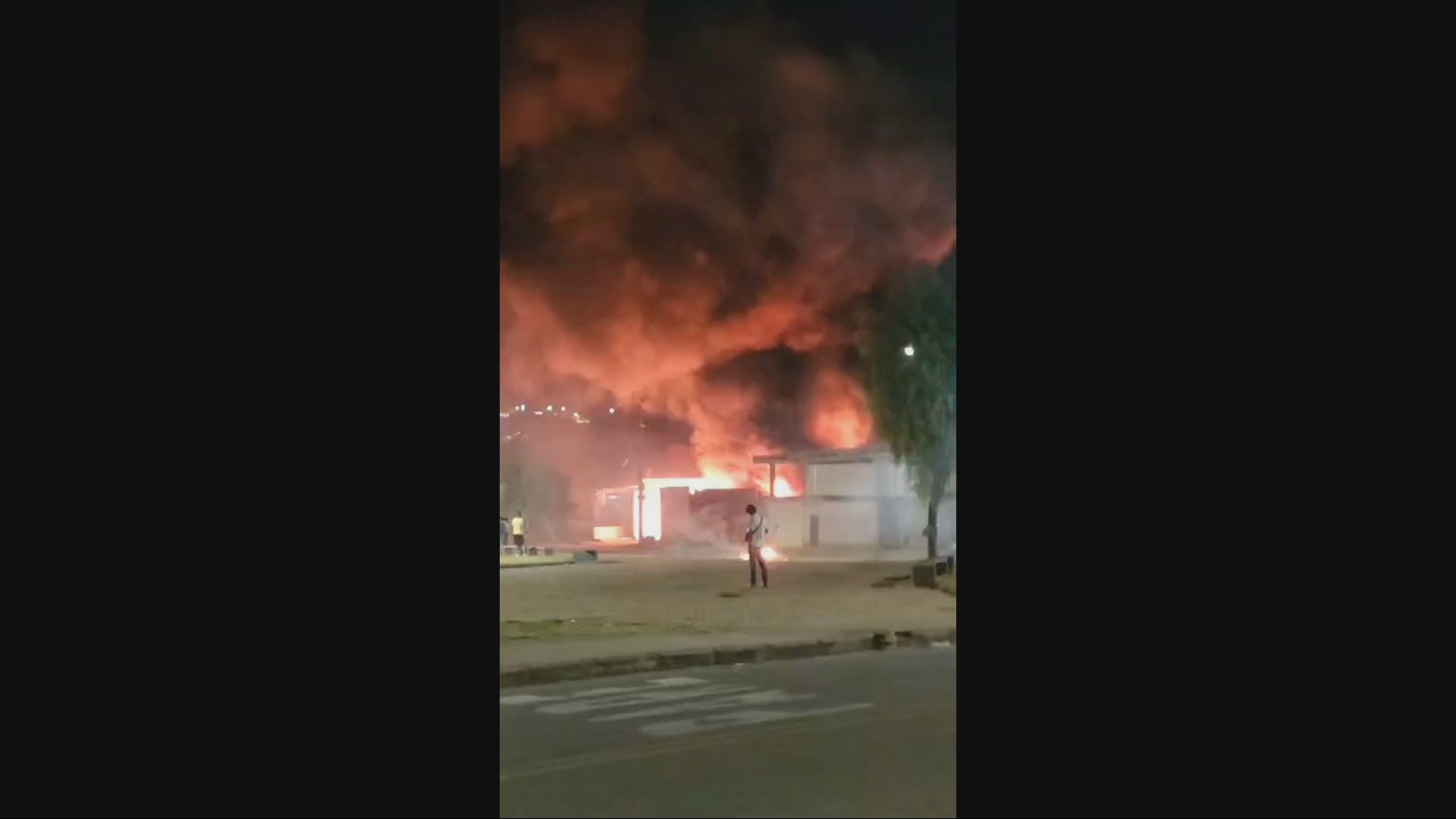 Lote com materiais recicláveis pega fogo na Grande BH e mobiliza bombeiros; VÍDEO