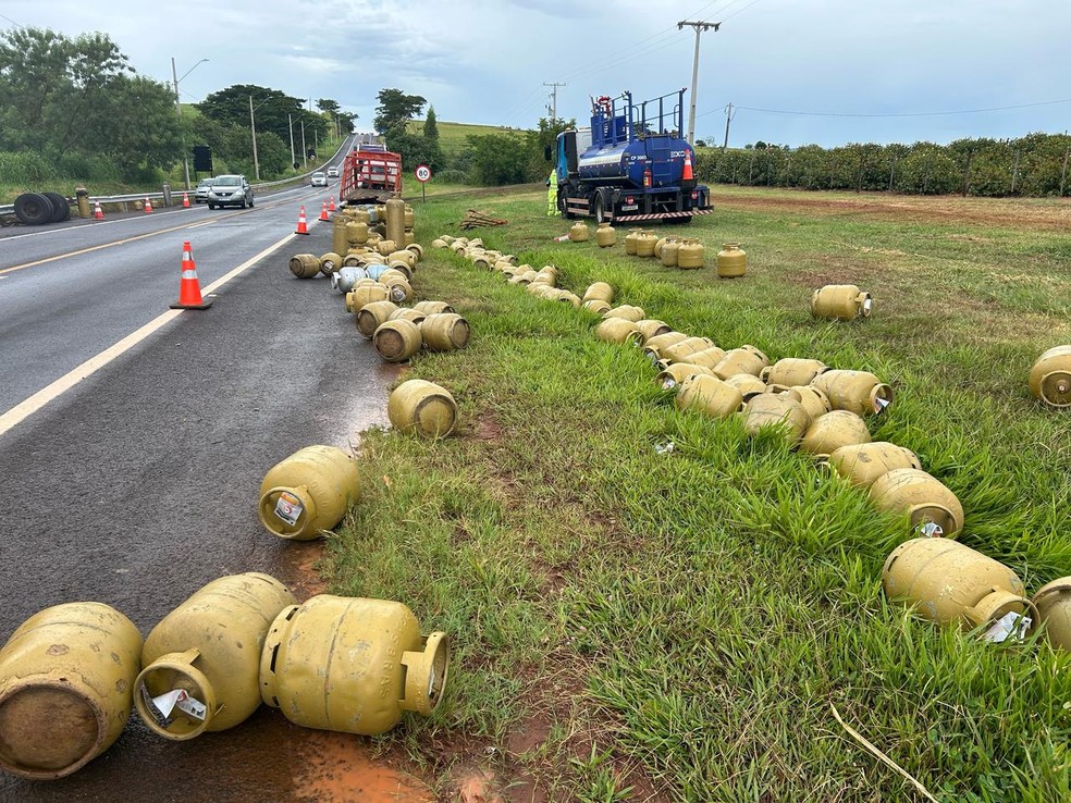 Caminhão carregado com 220 botijões de gás tombou em estrada vicinal — Foto: Renato Campanari/TV Fronteira