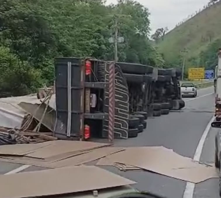 Carreta tomba e causa congestionamento na pista de descida da Serra das Araras