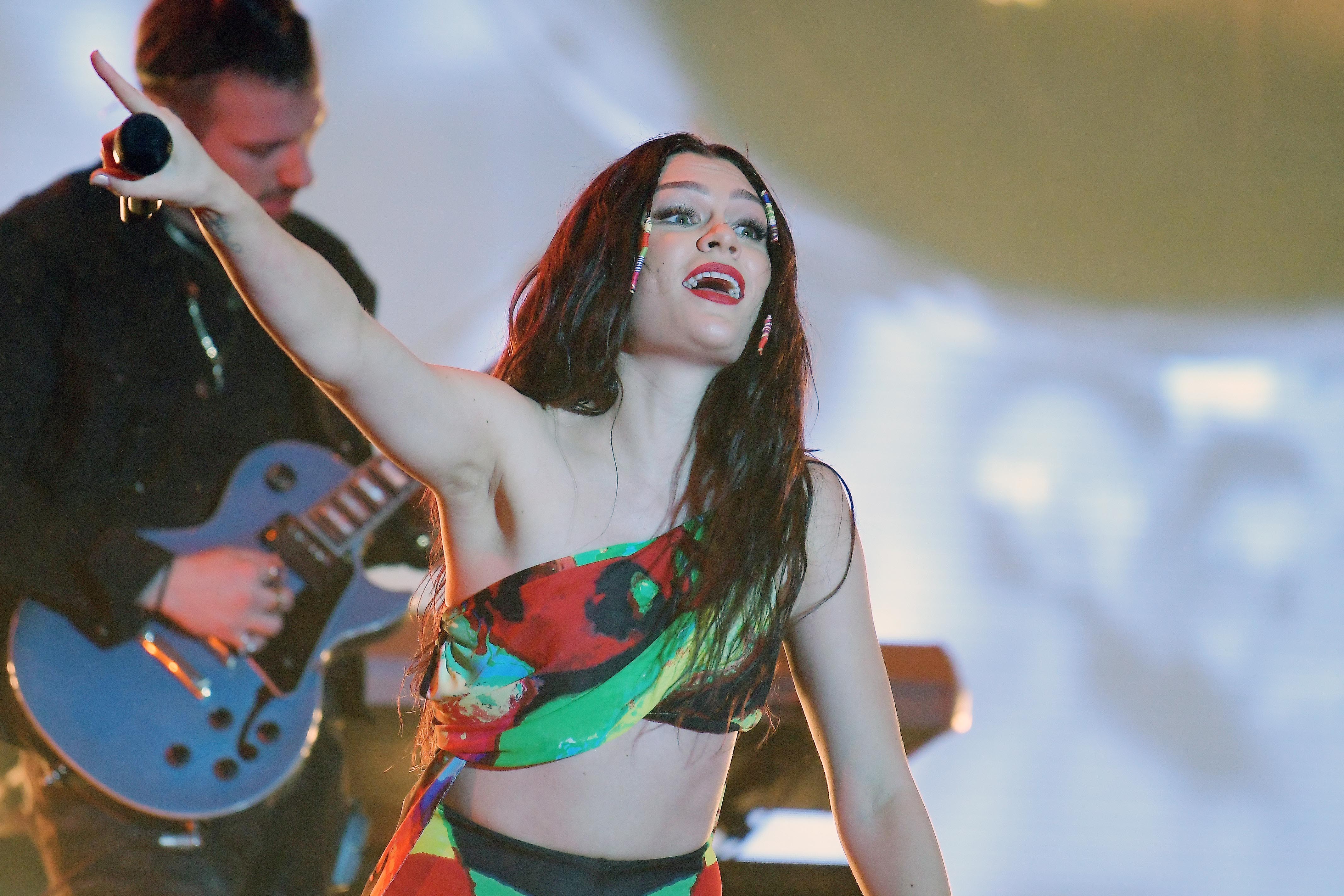 Jessie J diz que cabelo está 'caindo loucamente' após cirurgia para tratar câncer de mama