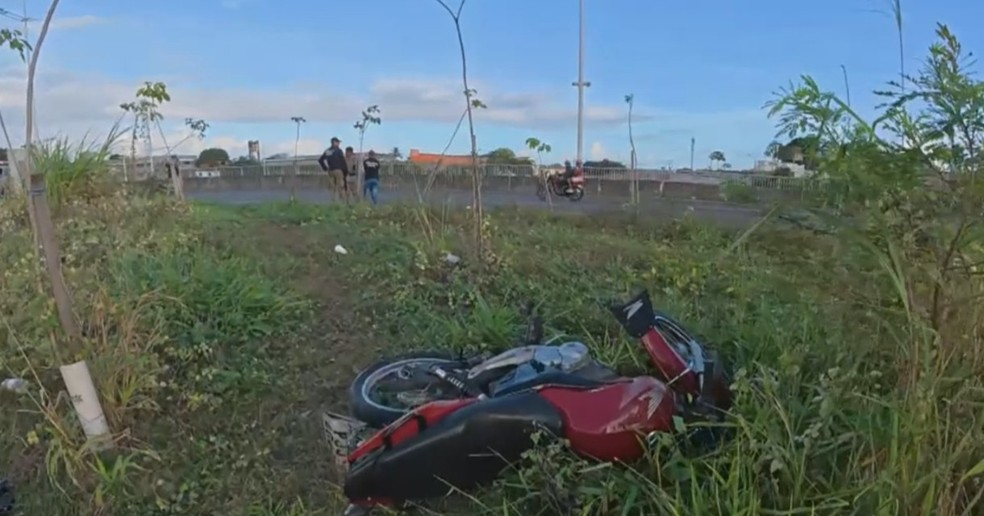 Homem e mulher morrem após acidente com motocicleta em Salvador — Foto: Reprodução/TV Bahia