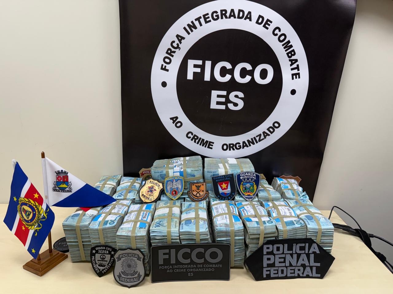 PF apreende R$ 2 milhões dentro de sacolas durante operação contra lavagem de dinheiro no ES