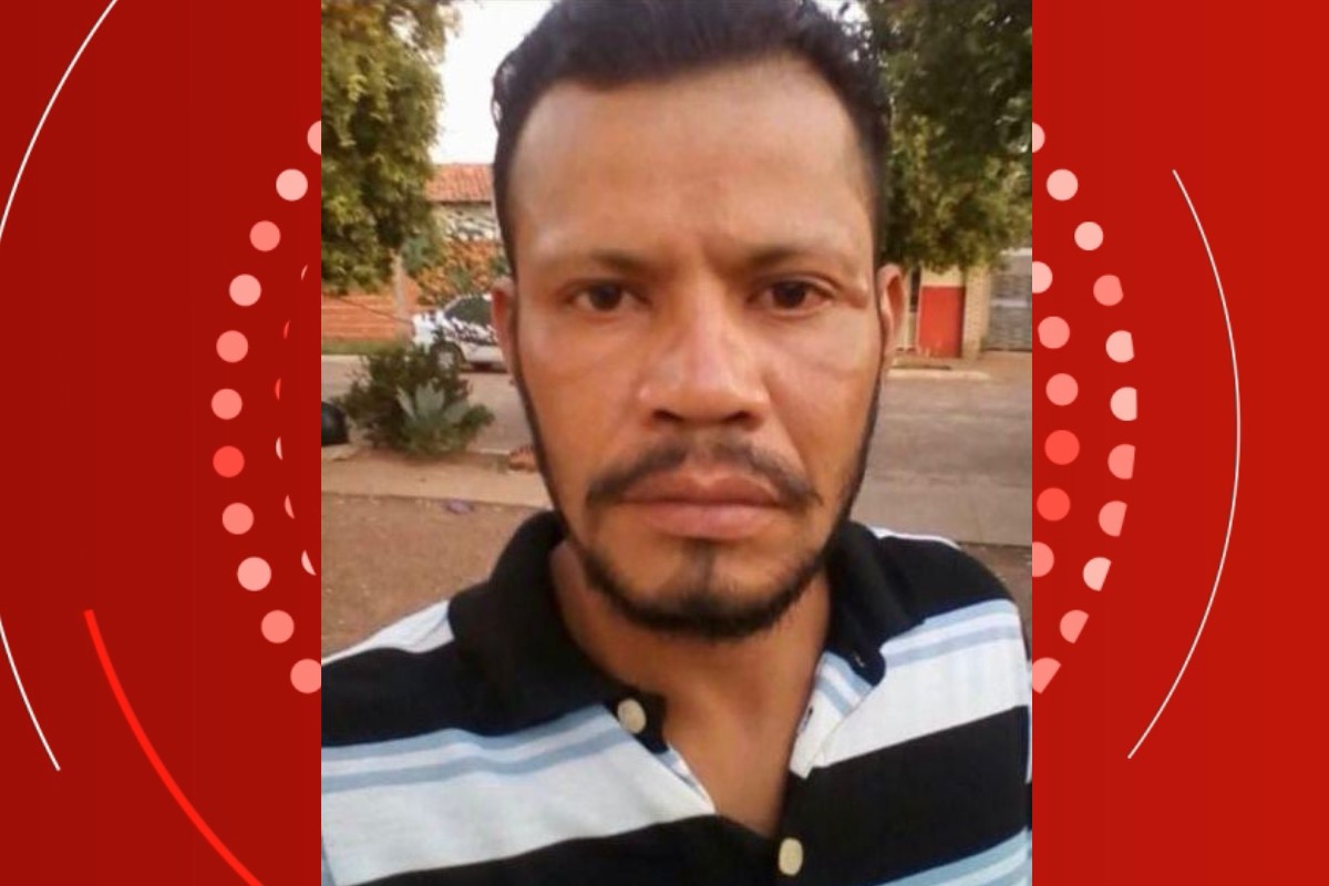 Corpo de homem é mantido em sofá de casa e família enfrenta impasse com declaração de óbito em MT