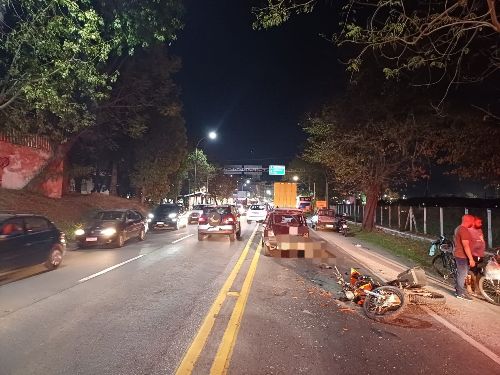 Acidente entre dois carros e moto deixa homem ferido na BR-393, em Volta Redonda