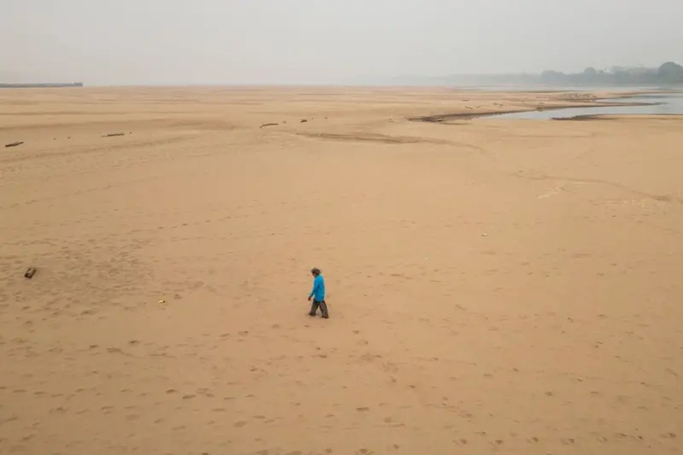 O rio Madeira, em Porto Velho, está extremamente seco. A maior floresta tropical do planeta, a Amazônia, está enfrentando um período extremo de estiagem. — Foto: Isaac Fontana/EPA-EFE/REX/Shutterstock