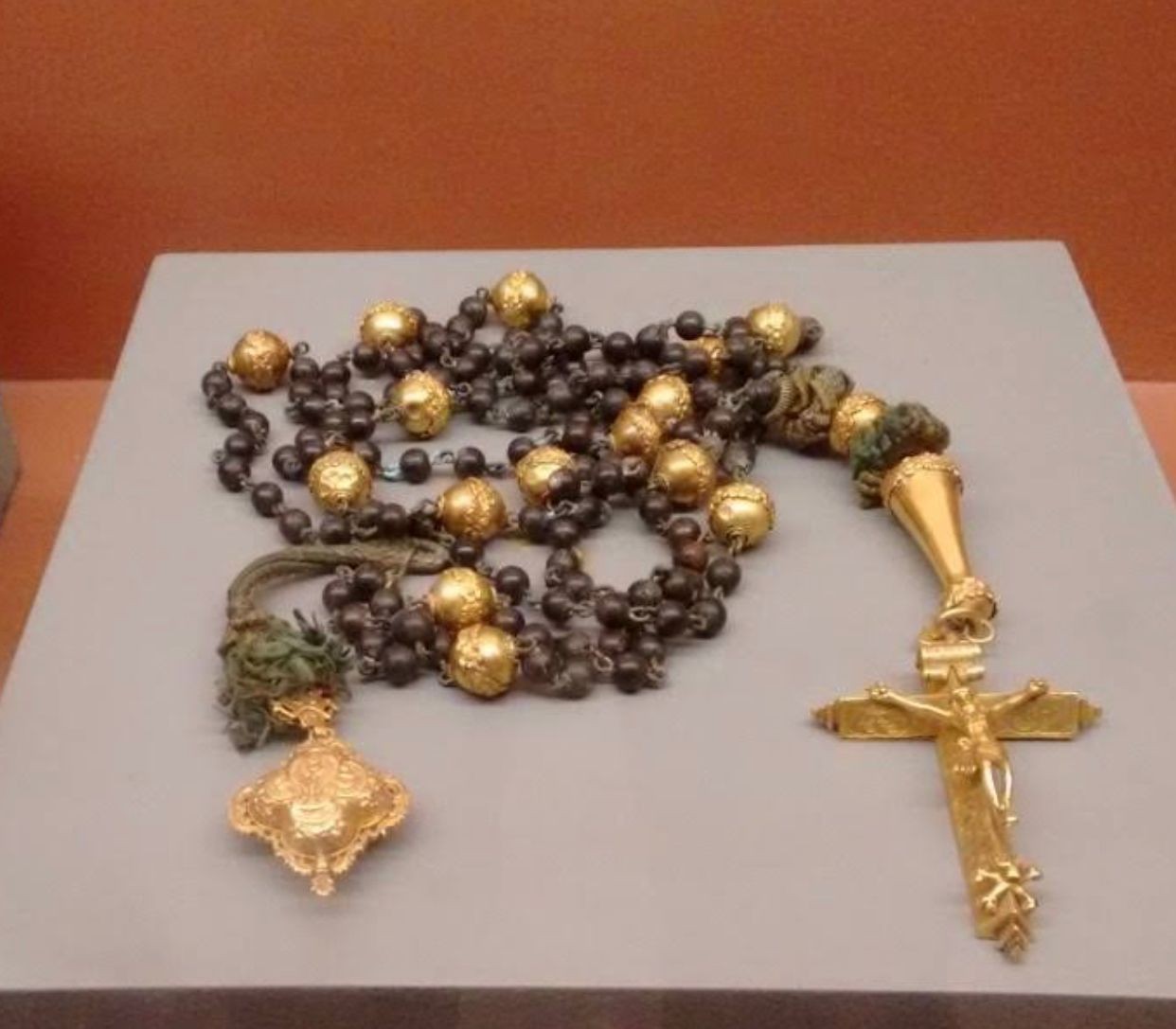 Ministério Público denuncia quatro colombianos por furto de rosário de ouro em igreja de MG 