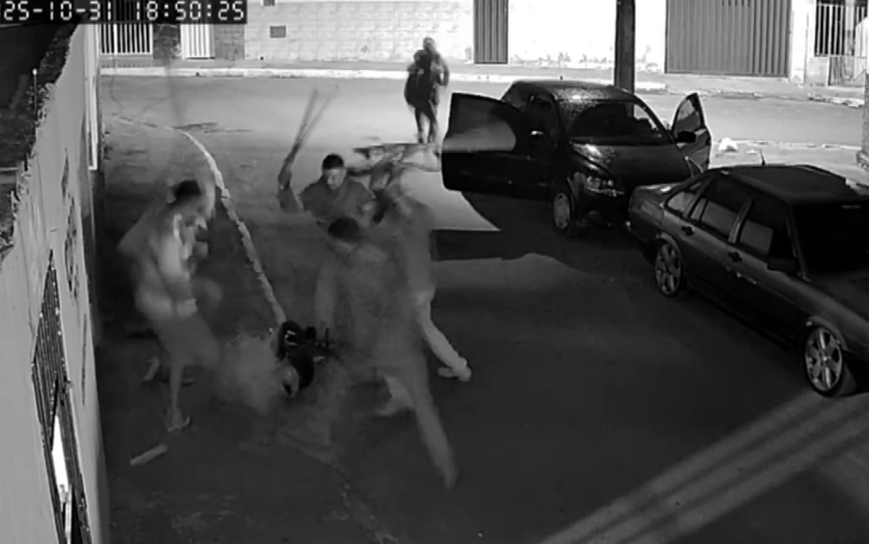 Jovem é espancado por grupo de quatro homens em Boa Esperança; agressão foi flagrada por câmera de segurança