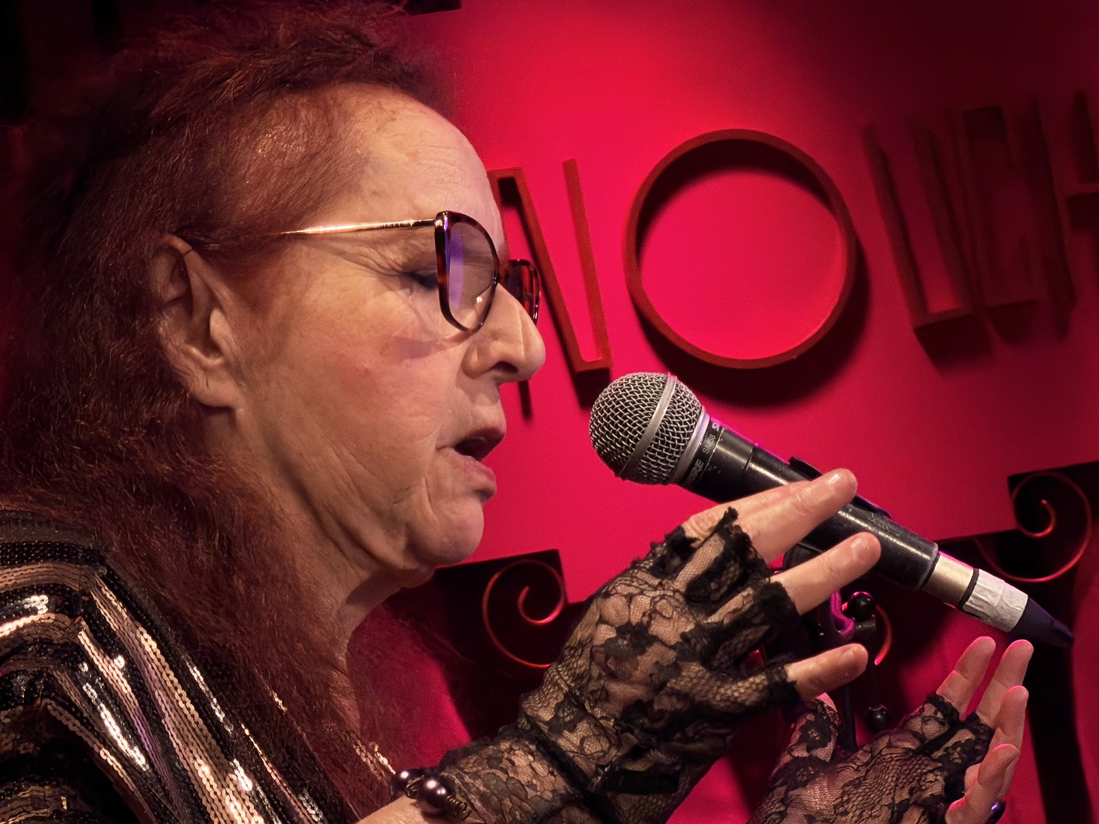 Cida Moreira canta Angela Ro Ro com a devoção dos loucos e poetas que não abrem concessão