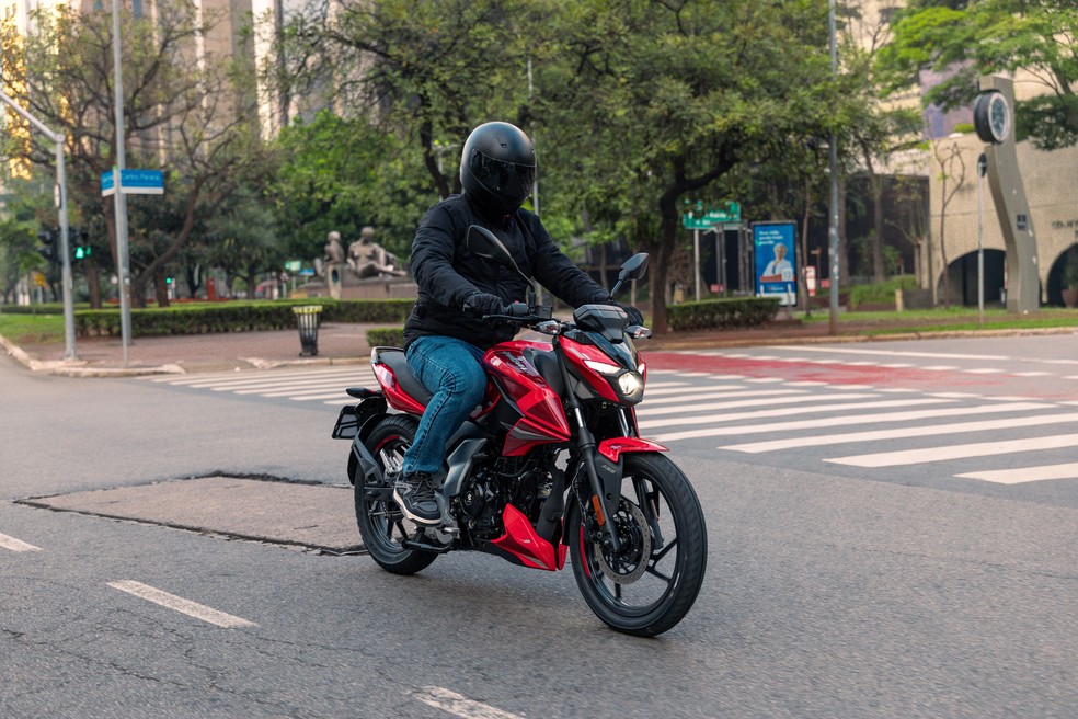Bajaj Pulsar N150 tem motor que entrega 14 cv de potência, o mesmo da Honda CG 160 — Foto: Divulgação | Bajaj