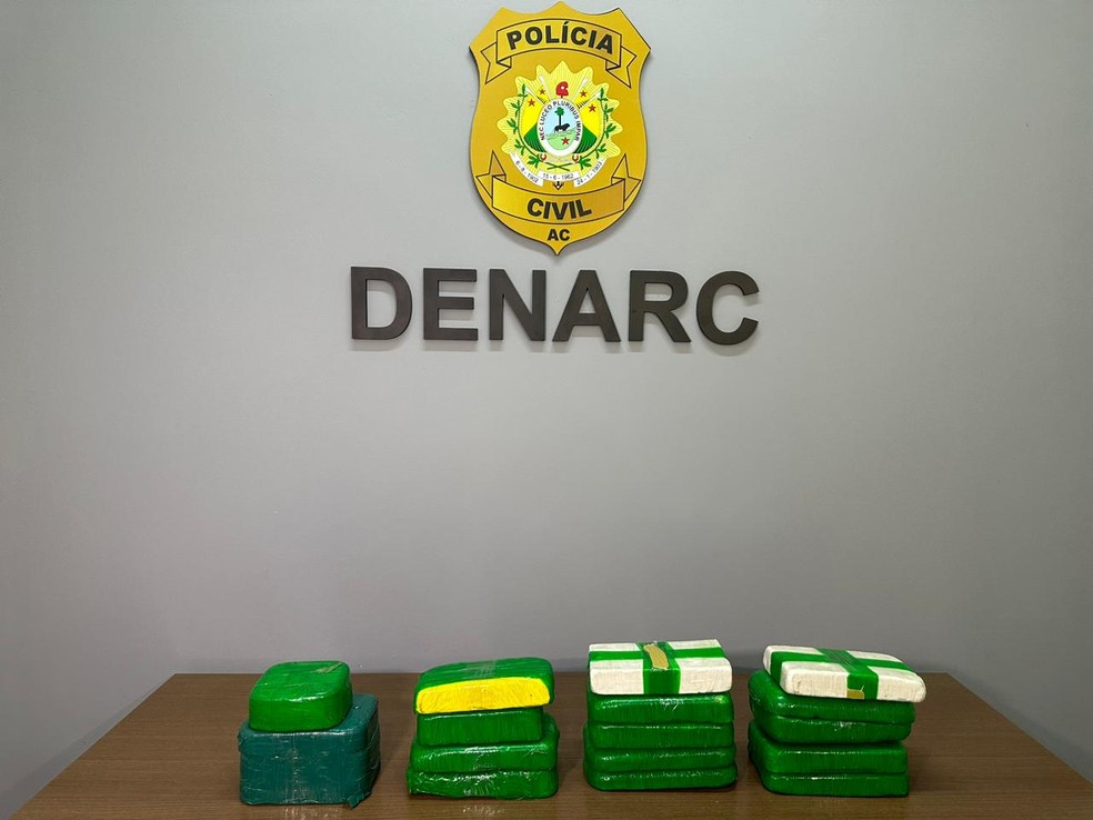 Droga estava dentro de uma bolsa e estava sendo transportada de Cruzeiro de Sul — Foto: Andryo Amaral/Rede Amazônica Acre