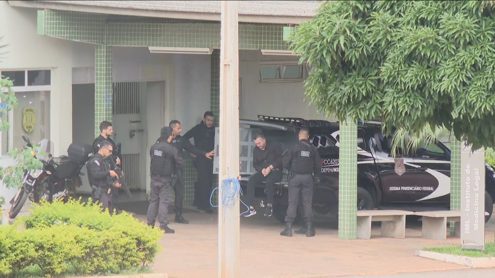 Algemado, Rivaldo Barbosa deixa carro da PF em Brasília — Foto: Reprodução/GloboNews