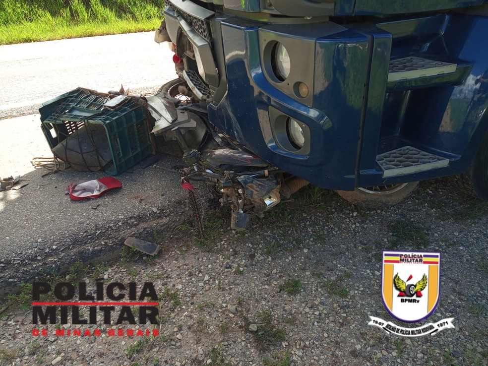 Motociclista morre após bater de frente com caminhão na BR-459, em Santa Rita do Sapucaí — Foto: Polícia Militar Rodoviária