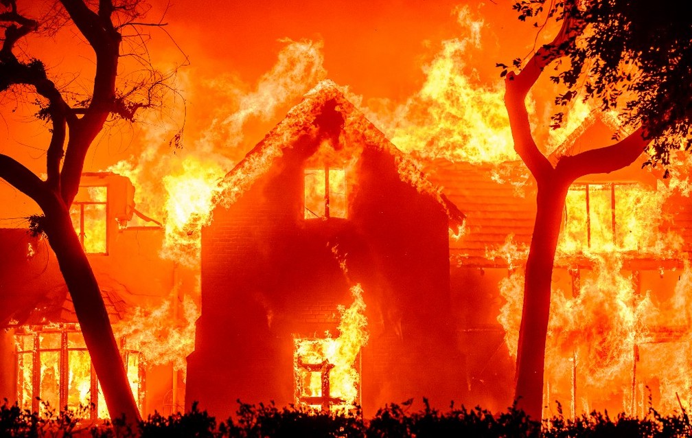 Casa  engolida pelas chamas durante o incndio na rea de Altadena, em Los Angeles, na Califrnia, em 8 de janeiro de 2025. — Foto: Josh Edelson/AFP