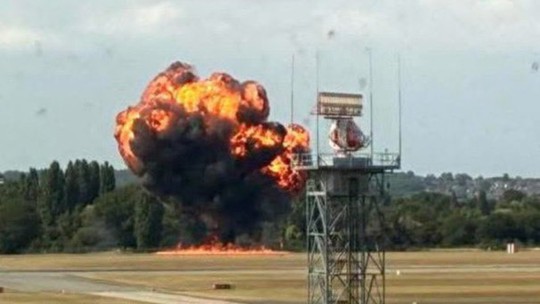 Avião de pequeno porte cai e pega fogo em aeroporto no Reino Unido - Foto: (Reprodução)