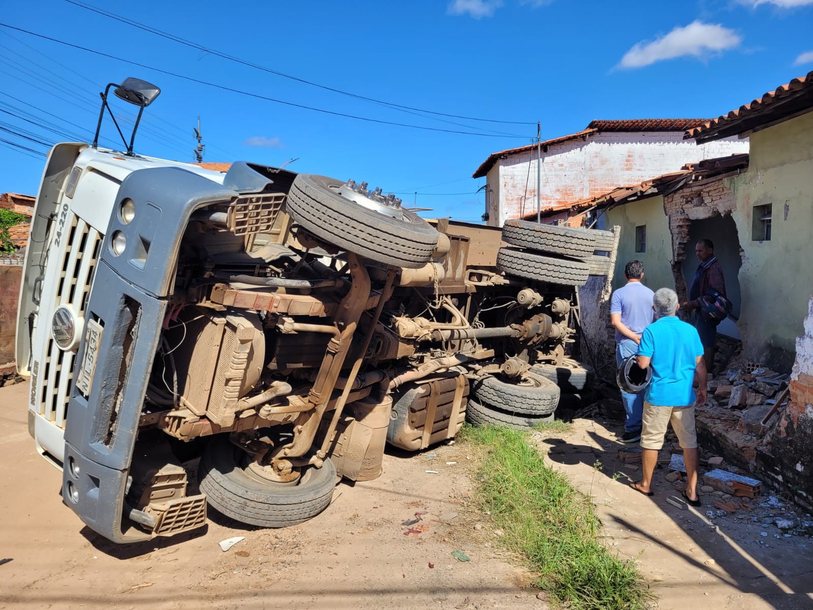 Caminhão da Águas de Teresina tomba e destrói fachada de casas na Zona Sul