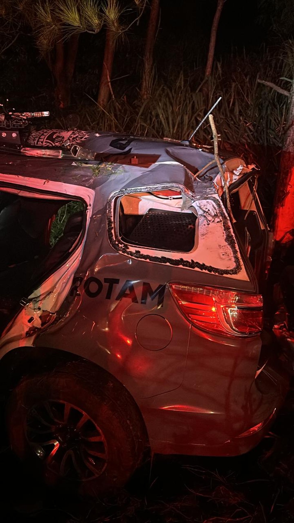 Policial perde controle de viatura, atravessa pista e capota em barranco no Paraná — Foto: PM