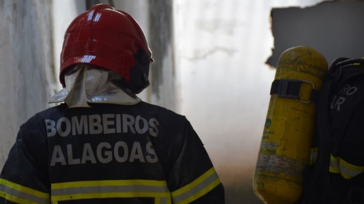 Casa pega fogo durante a madrugada no Antares, em Maceió