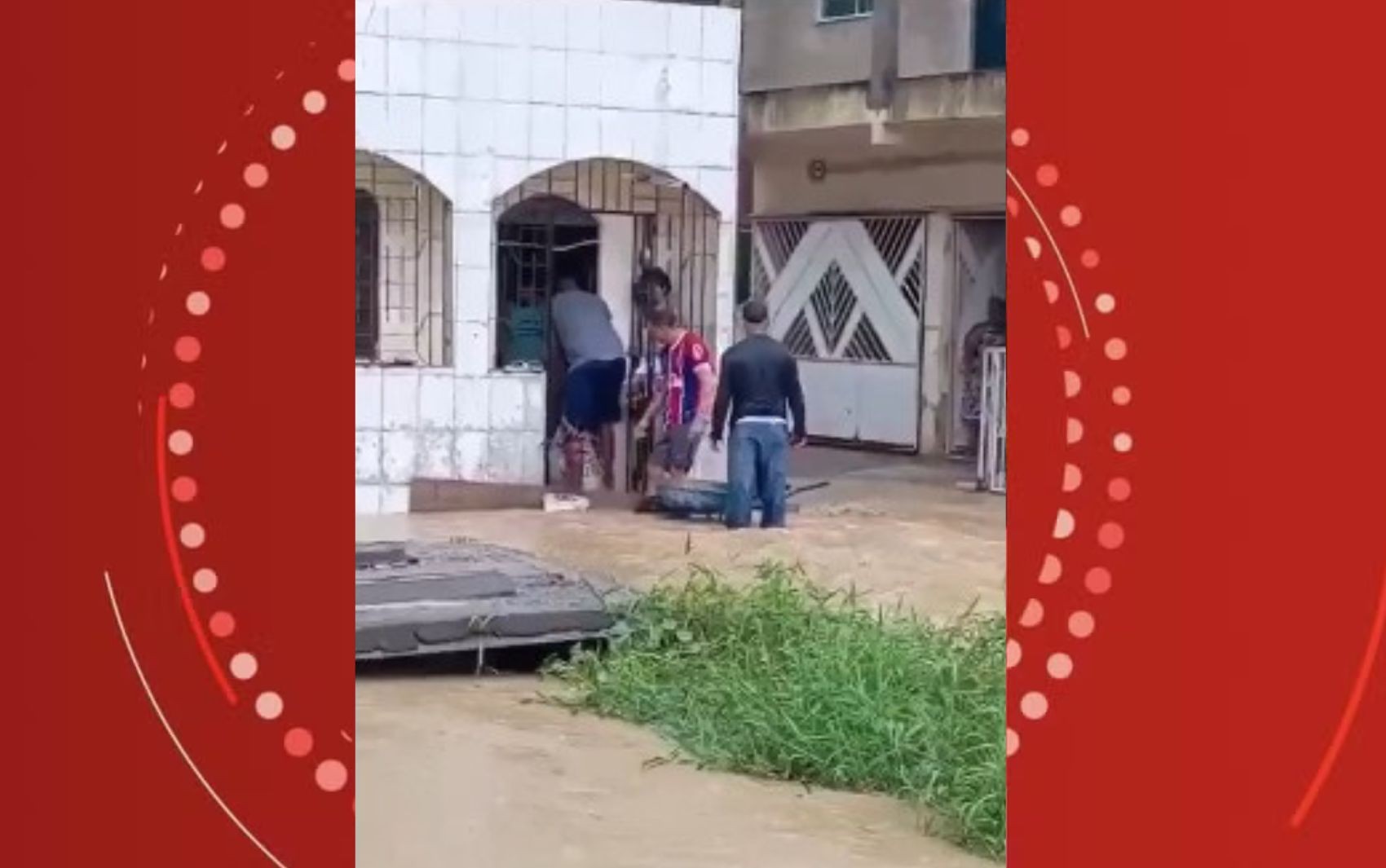 Ruas alagam e casas são invadidas por lama após chuva intensa em Candeias