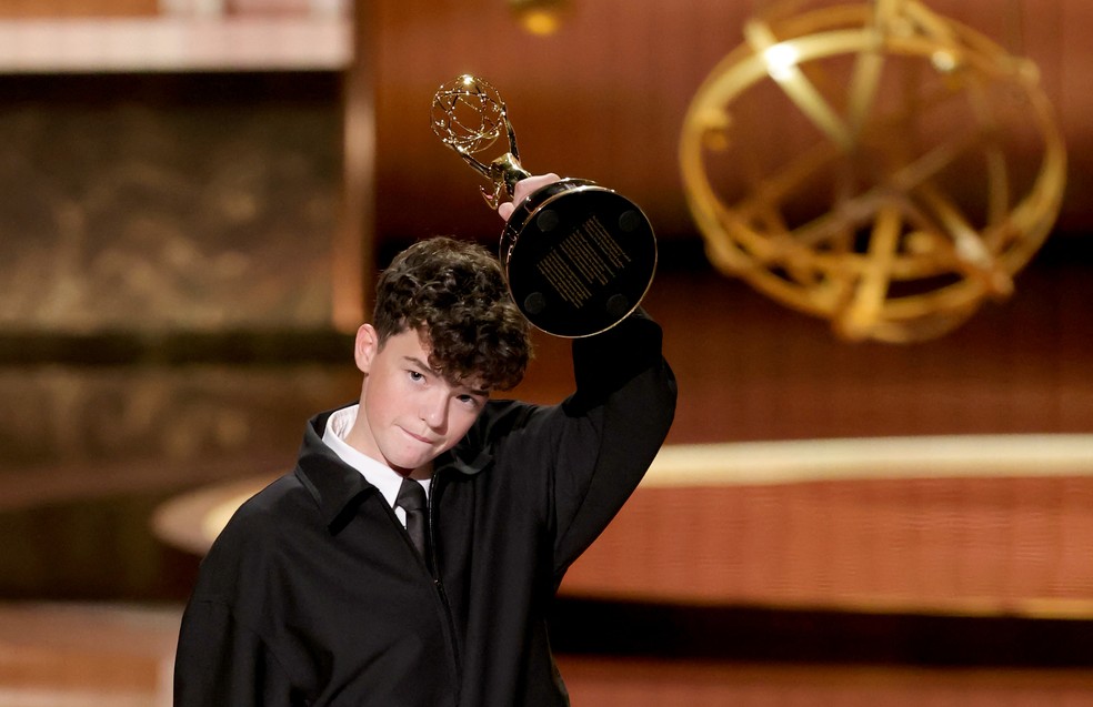 Owen Cooper vence como melhor ator coadjuvante em minissérie por 'Adolescência' no Emmy 2025 — Foto: Kevin Winter/Getty Images via AFP