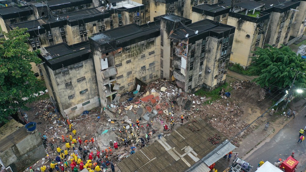 Equipe de resgate faz busca por vítimas de desabamento de prédio em Paulista, no Grande Recife — Foto: REUTERS/Anderson Stevens