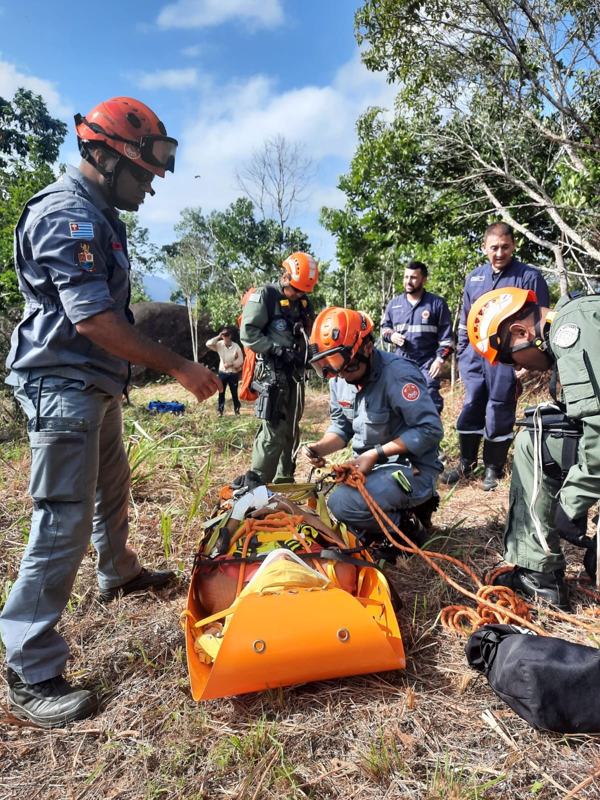 Homem cai em mata fechada em Ubatuba e é resgatado por helicóptero da PM