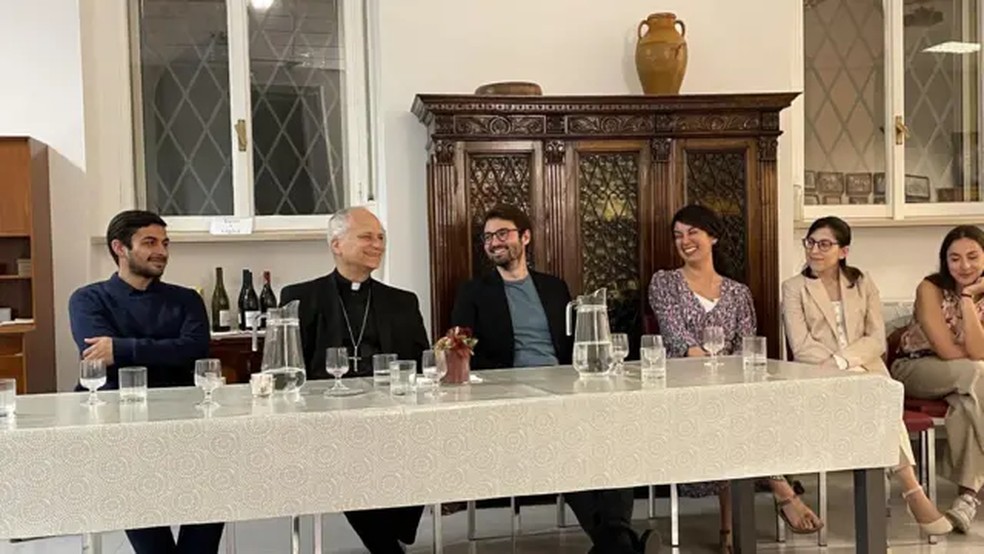 Prevost em bate-papo no Lay Centre, dirigido por brasileiro em Roma, em maio do ano passado. O brasileiro Filipe Domingues é o que está ao centro da mesa de óculos, ao lado do então cardeal — Foto: Arquivo Pessoal