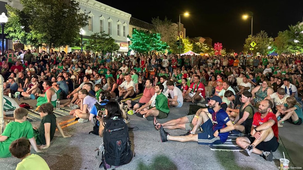 Torcedores americanos decidiram torcer para a Argélia em jogo do país africano contra a Áustria — Foto: Emilie Eernisse