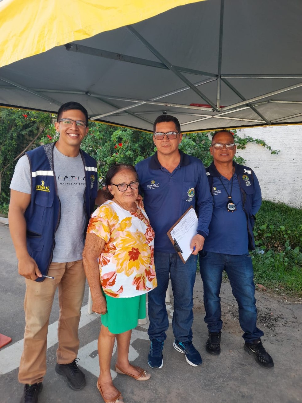 Dona Francisca ao lado de instrutores no dia da prova para tirar CHN em Tarauacá — Foto: Arquivo pessoal