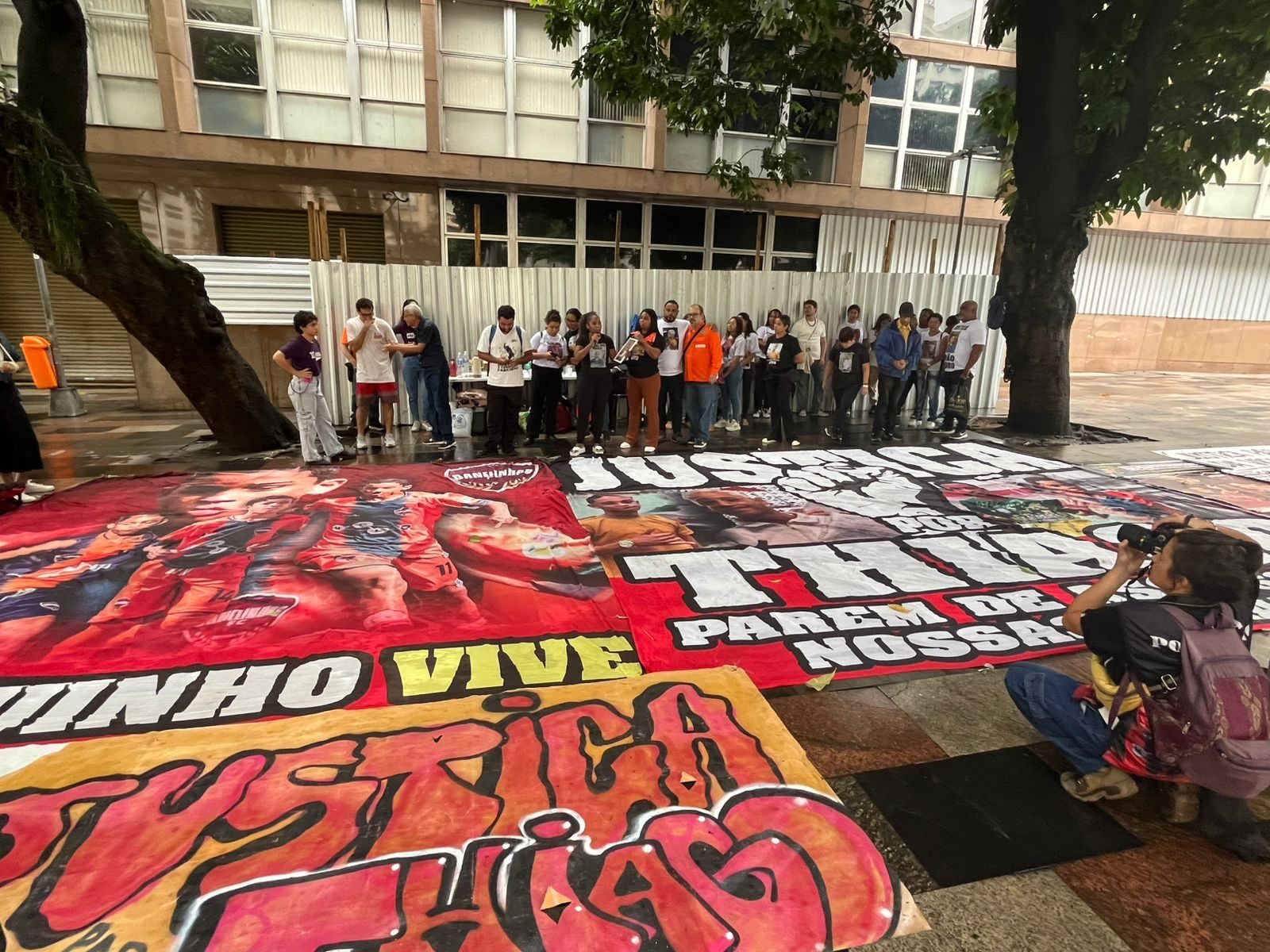 Parentes e amigos de adolescente morto na Cidade de Deus fazem protesto; Justiça realiza júri popular de PMs