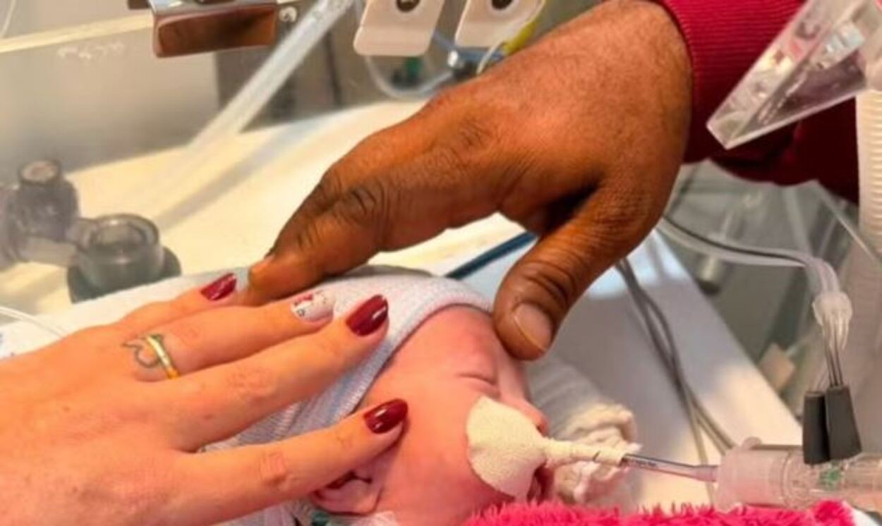 'Nosso guerreiro', diz mãe de bebê que apresentou sinais vitais 2 horas após ser dado como morto