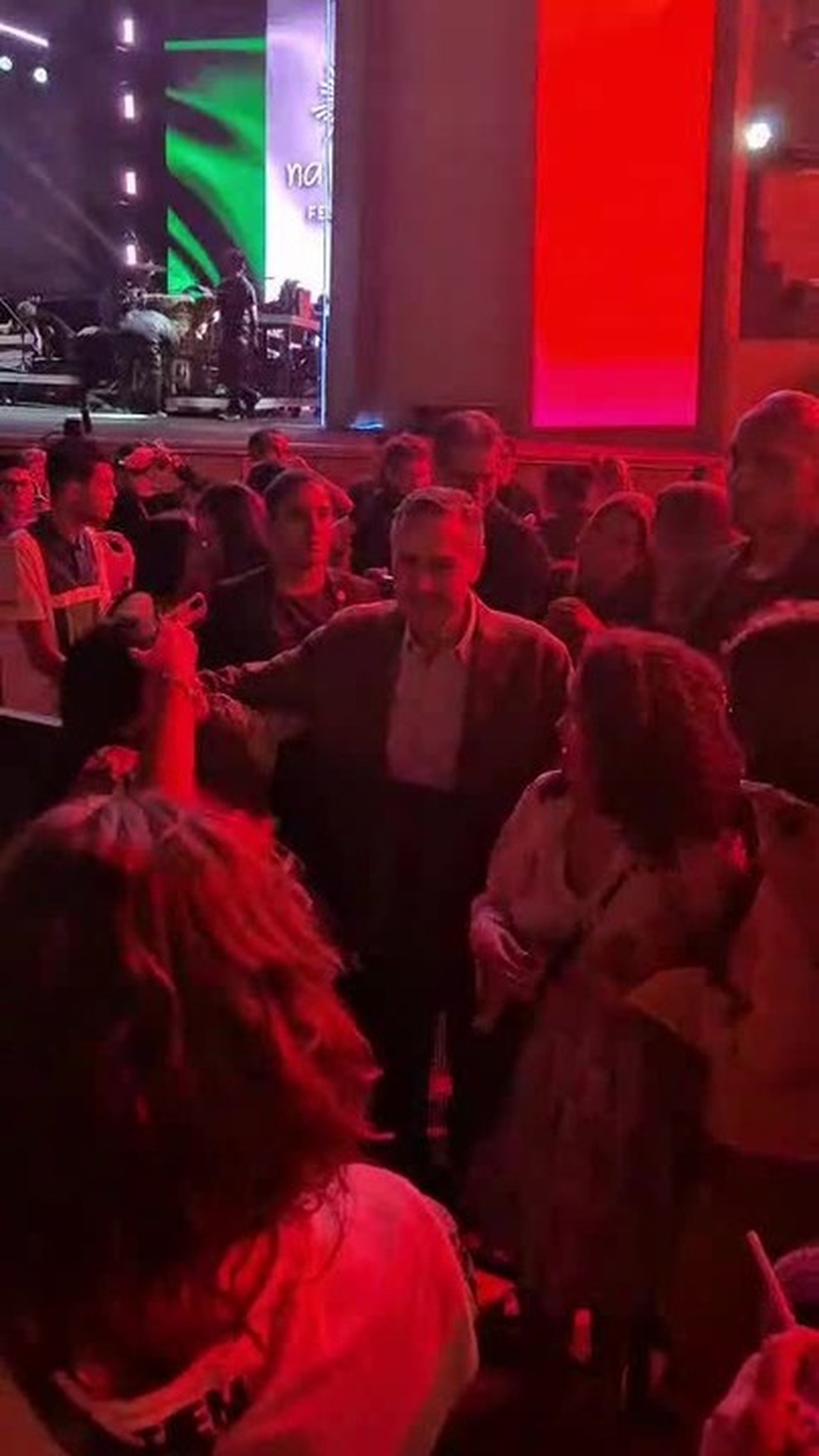 Barroso vai a show de Caetano Veloso em Brasília e é tietado