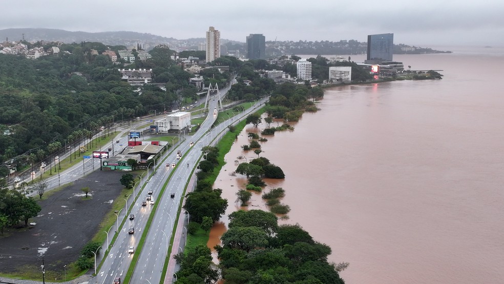 Vista aérea da enchente do Rio Guaíba, que atinge a cidade de Porto Alegre, no Rio Grande do Sul, nesta sexta-feira (3). — Foto: Miguel Noronha/Estadão Conteúdo