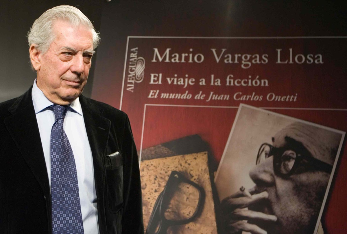 Mario Vargas Llosa recovers from covid and is discharged from the hospital