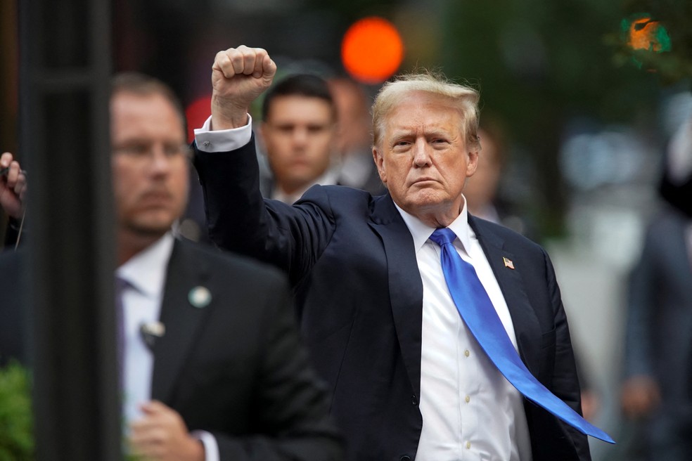 Trump aparece de punho cerrado após anúncio de condenação por tribunal do júri, em Nova York, nesta quinta-feira (30). — Foto: Eduardo Munoz/Reuters