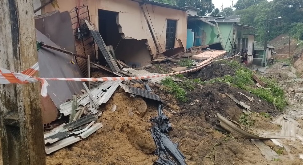 Deslizamento de barreira atinge casa no bairro da Mirueira, em Paulista, no Grande Recife — Foto: Reprodução/WhatsApp
