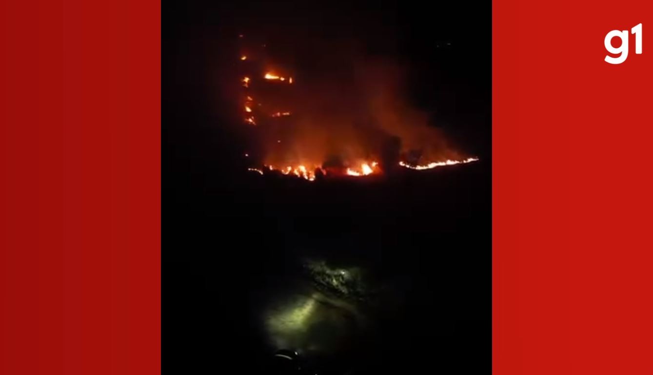 VÍDEO: Incêndio atinge vegetação nas margens da MG-230 entre Patrocínio e Serra do Salitre