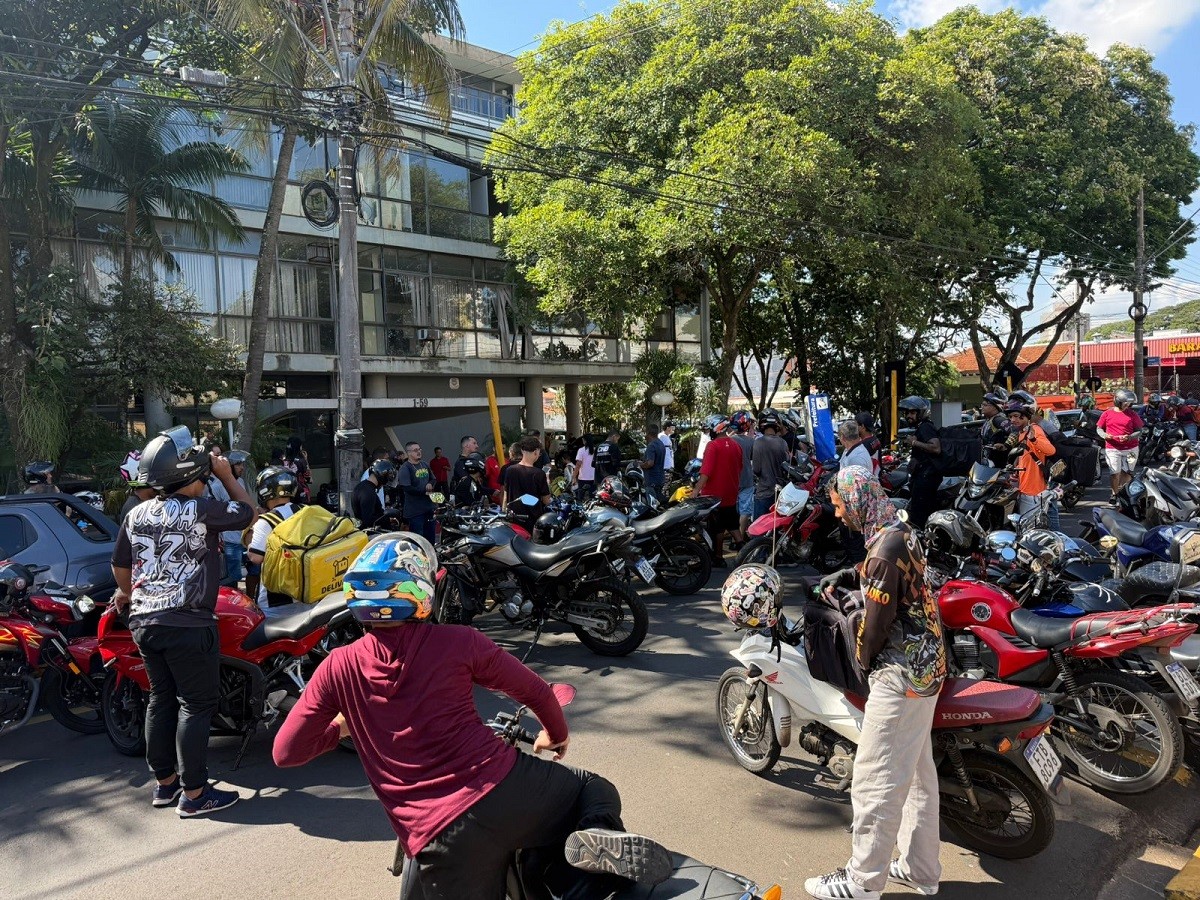 Motoristas e entregadores por aplicativo protestam em Bauru contra projeto de lei de regulamentação